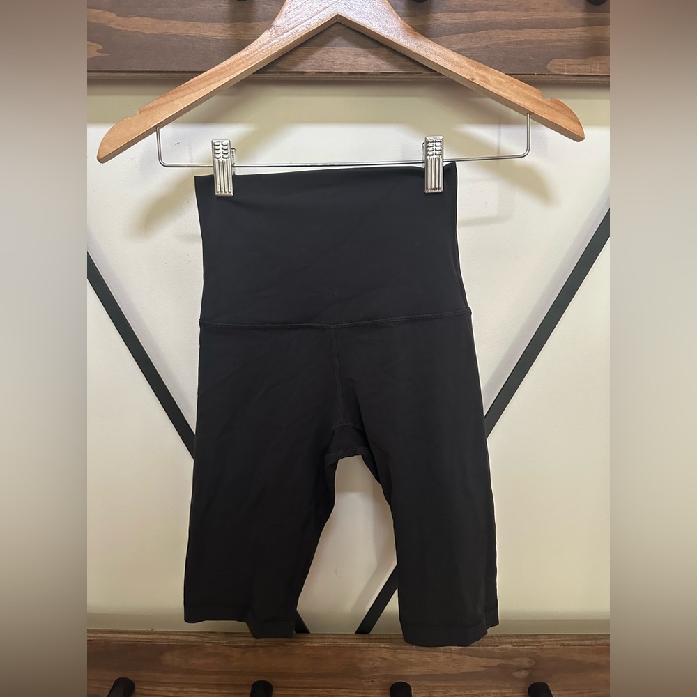 Size 2 EUC Lululemon Align Super High Rise Short 10"